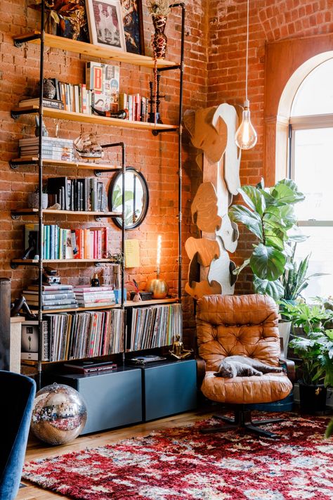 Brooklyn Loft Apartment, Beach Inspired Bedroom, Loft Estilo Industrial, Artist Loft, New York Loft, Brooklyn Apartment, Apartment Decoration, A Brick Wall, Gallery Wall Living Room