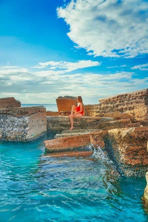 30 Prettiest Florida Photo Spots For Instagram + How To Find Them - Florida Trippers Kelly Park, Honeymoon Island, Instagram Places, Places In Florida, Hollywood Florida, Florida Photography, Girl In Red, St Augustine Florida, Red Swimsuit