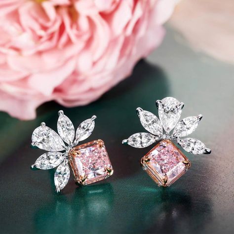 💕 How sweet are these fancy pink diamond earrings by Thomas de Montegriffo @de.montegriffo_official ? 💕 With 1.57ct of pink diamonds and… Palm Bracelet, Pink Diamond Earrings, Diamond Earring Jackets, Pink Diamond Jewelry, Necklace Length Chart, Katerina Perez, Pink Diamonds, Earring Jackets, Diamond Earring