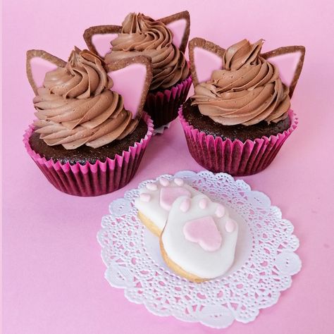 Cat Ear Cupcakes, Cat Paw Cupcakes, Cat Shaped Desserts, Cat Themed Birthday Cupcakes, Cat Decorated Cupcakes, Diy Cat Cupcakes, Cat Themed Desserts, Cat Themed Cupcakes, Cat Pastries