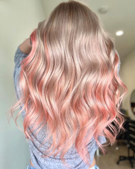 Blonde And Peach Hair, Peach And Blonde Hair, Fade Photography, Peach Highlights, Blonde Fade, Rose Gold Hair Color Ideas, Gold Hair Color Ideas, Rose Gold Hair Blonde, Gold Hair Dye