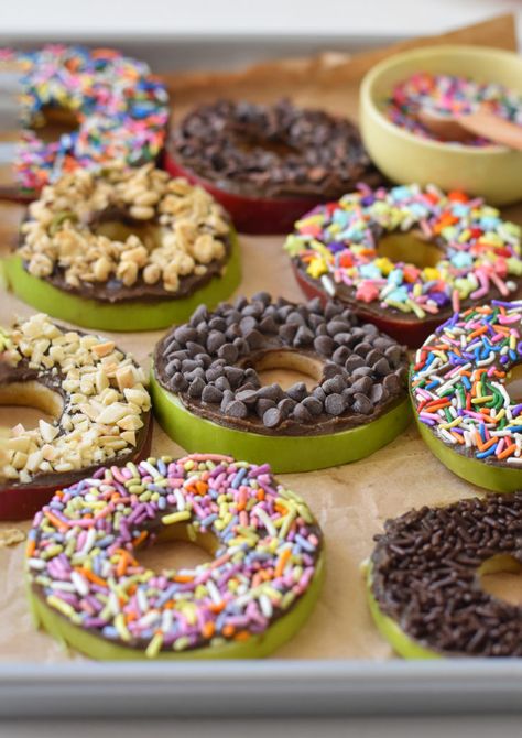 These easy, no bake apple donuts are the perfect after school snack for kids, full of healthy and good-for-you ingredients. Sommer Mad, School Snacks For Kids, Apple Donuts, Snack For Kids, After School Snack, Dessert Aux Fruits, School Snack, Easy No Bake, School Snacks