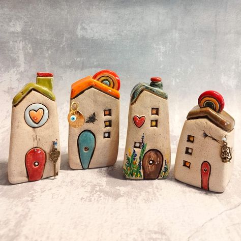 Clay House Ideas, Ceramic Home Decor, Pottery Set, Miniature Pottery, Ceramic Home, Pottery Houses, Art Fantaisiste, Clay Houses, Rainbow Gift