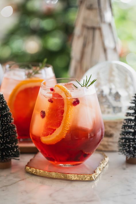 How to make a Winter Aperol Spritz Cocktail - Le Petit Eats Winter Aperol Spritz, Holiday Drinks Alcohol, Winter Cocktails Recipes, Cocktail Fruit, Spritz Cocktail, Hot Buttered Rum, Flavorful Vegetables, Cocktail Serving, Winter Cocktails