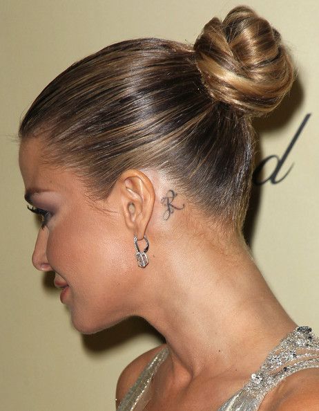 initial tattoos - Google Search Celebrities With Tattoos, Tattoo Homme, Pet Tattoos, Behind Ear Tattoos, K Tattoo, Carmen Electra, Delicate Tattoo, Initial Tattoo, R Tattoo