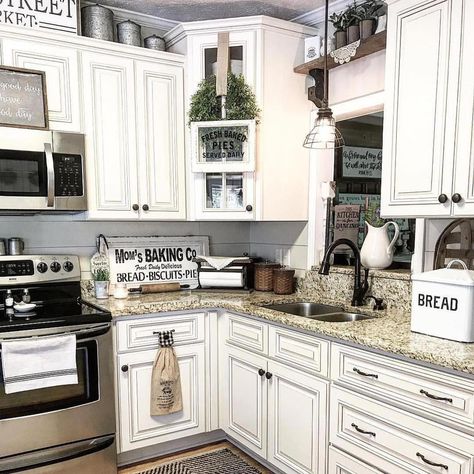 Farmhouse style antique kitchen. Classy Farmhouse, Dapur Rustic, Decorating Above Kitchen Cabinets, Farmhouse Decor On A Budget, Above Kitchen Cabinets, Farmhouse Kitchen Remodel, Kitchen Diy Makeover, Kitchen Cabinets Decor, Farmhouse Kitchen Design