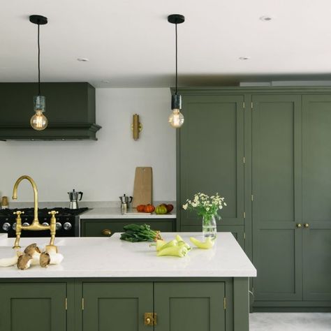 Green kitchen ideas – Best ways to introduce green in your kitchen Green Kitchen Inspiration, Timeless Kitchen Cabinets, Cheap Backsplash, Olive Green Kitchen, Kitchen Color Trends, Green Kitchens, Muted Sage, Dark Green Kitchen, Green Kitchen Designs