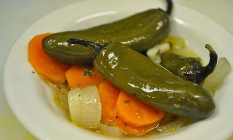 Receta Chiles en Vinagre - TuriMexico Escabeche Recipe, Grilling Hot Dogs, Salsa Picante, Mexican Cooking, Latin Food, Koh Tao, Mexican Food Recipes Authentic, Authentic Recipes, Tamales