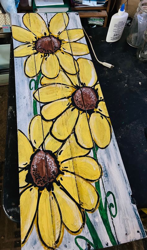 Painted Wooden Ironing Boards, Sunflower Porch Leaner, Pallate Ideas, Painted Pallets For Outside, Painting Pallets, Painted Pallets, Barn Wood Art, Painting On Pallet Wood, Wood Plank Art