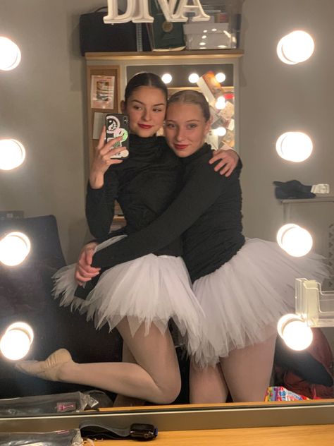 Ballet Pics With Friends, Dance Friends Aesthetic, Dance Recital Aesthetic, Ballet Friends Aesthetic, Dance Recital Pictures, Dance Pfp Aesthetic, Ballet Friends, Ballerina Aesthetic, Ballet Gif