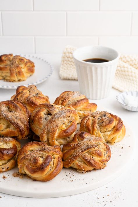 Cardamom Buns by Eat, Little Bird https://eatlittlebird.com/cardamom-buns/ Cardamom Buns Recipe, Cardomom Recipes, Cinnamon Dessert Recipes, Cardamon Recipes, Cardamom Recipe, Danish Bakery, Cinnamon Desserts, Cardamom Buns, Cinnamon Crunch