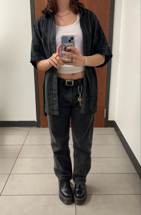 Sweater Lesbian Style, Lumberjack Lesbian Outfit, Lesbian Cool Outfit, Masc Lesbian Graduation Outfit, Streetwear Lesbian Outfits, Masc Lesbian Outfits Y2k, Carabiner Lesbian Outfit, Masc Lesbian Outfits Cargo Pants, Sapphic Fits