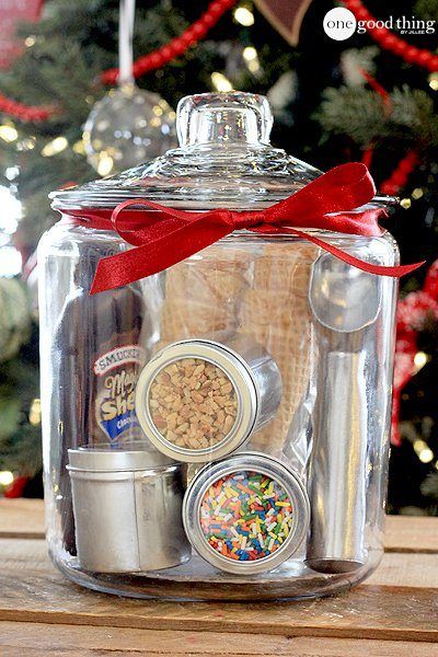 Diy Hostess Gifts, Mason Jar Gifts Diy, Christmas Gift Baskets Diy, Diy Jul, Easy Diy Christmas Gifts, Gift Jar, Themed Gift Baskets, Diy Gift Baskets, Ge Bort