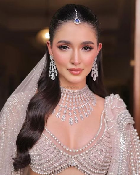 9 Lipstick Hacks Every Bride-to-Be Needs to Know for the Perfect Wedding Day Pout | WeddingBazaar Soft Bridal Look, Meera Sakhrani, Jewellery Outfit, Celebrity Wedding Makeup, Bollywood Makeup, Wedding Makeup Bride, Glam Wedding Makeup, Lipstick Hacks, Desi Bride