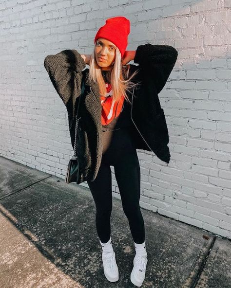 Street Style: Nike Air Force 1 Sneakers | Fashion Cognoscente Outfits Leggins, Skirt Labuh, Mode Rihanna, Beanie Outfit, Cute Outfits With Leggings, Teenage Outfits, Skandinavian Fashion, Pastel Outfit, Populaire Outfits