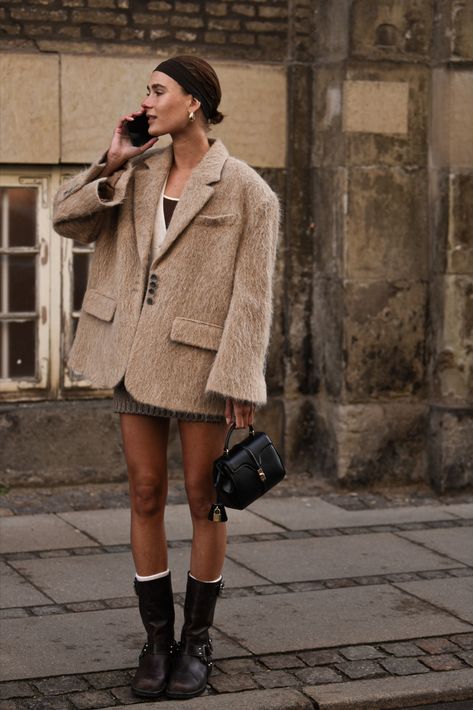 Street Style in Copenhagen with a girl wearing mini skirts, oversized blazer and miumiu boots. Biker Boots Outfit, Chica Chola, Dinner Outfit Casual, Latina Outfits, Biker Shorts Outfit, Estilo Indie, Skandinavian Fashion, Chique Outfits, Populaire Outfits