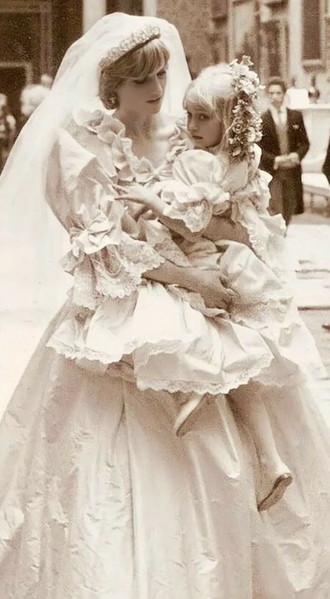 Princess Diana Wedding, Diana Wedding, Princess Diana Fashion, Princess Diana Photos, Princess Diana Family, Princess Diana Pictures, Kate And Meghan, Princes Diana, Nail It