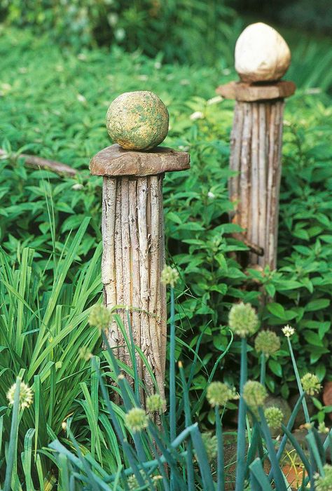 Taman Diy, Pot Art, Garden Posts, Garden Art Sculptures Diy, Have Inspiration, Garden Art Projects, Garden Art Crafts, Garden Yard Ideas, Unique Gardens