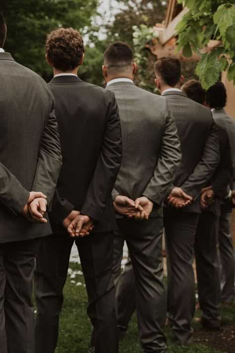 Pictures To Get On Wedding Day, Wedding Picture Ideas With Small Bridal Party, Wedding Day Photo Ideas Groomsmen, Groom Wedding Day Photos, Small Groomsmen Party Photos, Grooms Pictures Groomsmen Photo Ideas, Wedding Day Pictures Must Have Wedding Photography, Unique Groomsmen Photos, Wedding Picture Ideas Reception