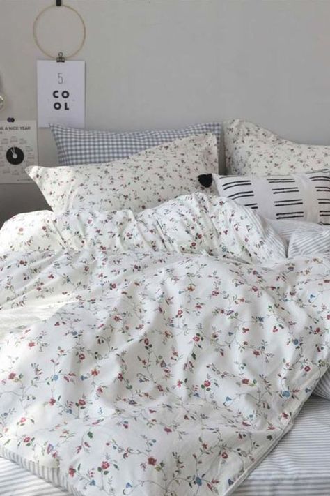 Linge de lit imprimé floral Clean Room, Slow Living, Bedroom Inspo, Dream Room, Room Inspo, Sheet Sets, Room Inspiration, Bed Sheets, Bedding Set