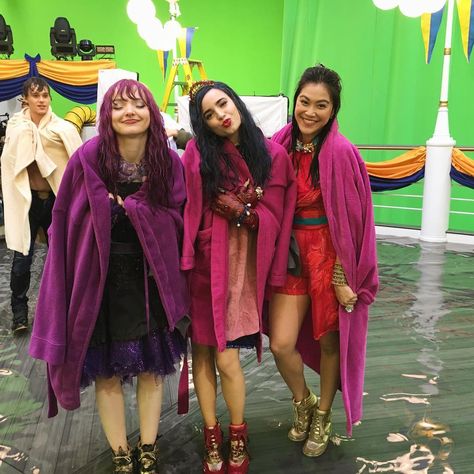 19.1k Likes, 32 Comments - Descendants 2 🍎 (@descendants2015) on Instagram: “Rehearsals #Descendants2 🍎❤️ #DisneyDescendants #Descendants #DisneyChannel #Disney” Dianne Doan, Descendants Pictures, Descendants Wicked World, Mal Descendants, Disney Descendants Movie, Descendants Characters, Cheyenne Jackson, Descendants Party, Mal And Evie