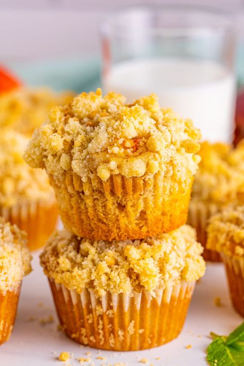 Peach Muffins Recipe with Crumble Topping Peach Crumb Muffins, Peach Muffins With Frozen Peaches, Peach Cobbler Muffins Crumble Topping, Peach Streusel Muffins, Peach Crumble Muffins, Peach Jam Muffins, Peach Muffins With Crumb Topping, Peach Muffins Easy, Fresh Peach Muffins