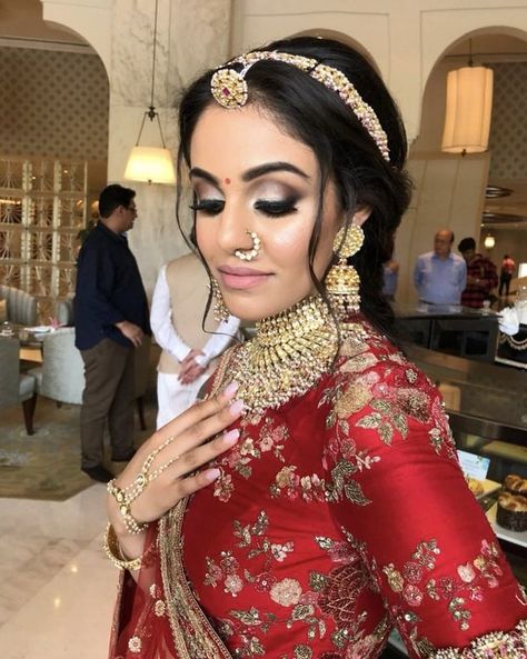 45+ Trending Maang Tikka Designs worn by Real Brides (All Kinds & Sizes) | ShaadiSaga Matha Patti Bun Hairstyles, Maang Tika Hairstyle Bun, Mang Patti Hairstyles, Matha Patti Hairstyles Simple, Rajputana Bride, Mang Patti, Rajputana Poshak, Tikka Hairstyle, Matha Patti Hairstyles