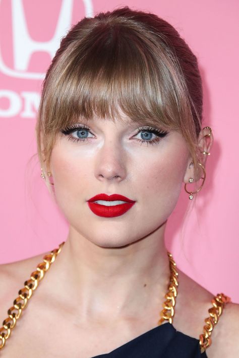 Hairstyles Taylor Swift, Taylor Swift Bangs, Red Carpet Hairstyles, Taylor Swift Nails, Taylor Swift Red Carpet, Billboard Women In Music, Red Carpet Hair, Taylor Swift Hair, Actor Picture