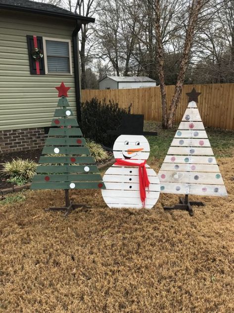 Diy Holiday Yard Decor, Wood Pallet Trees Christmas Decor, Christmas Pallet Ideas Outdoor, Pallet Christmas Decorations, Christmas Pallet Ideas, Outdoor Wooden Christmas Decorations, Wooden Christmas Yard Decorations, Easy Outdoor Christmas Decorations, Pallet Wood Christmas