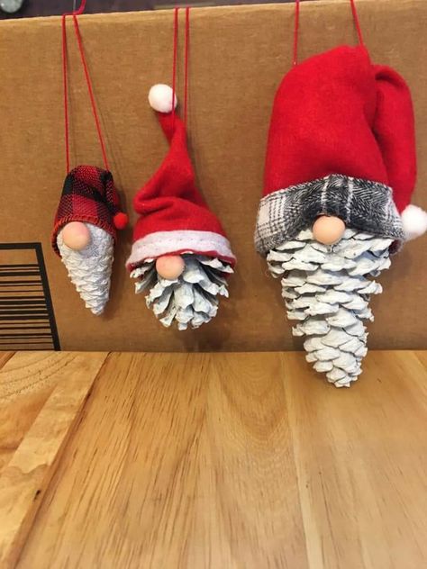 Christmas 2022/2023 Trends Diy, Pine Cone Gnomes, Sticks Craft Ideas, Cone Gnomes, Handmade Ornaments Christmas, Mops Crafts, Pinecone Crafts, 2023 Ideas, January Crafts