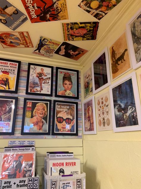 aesthetic vintage poster shop, brighton, england, the lanes, uk, cute aesthetic vinyl store, old classic movie posters, audrey hepburn, blood bath vintage horror movie poster, 40s 50s 60s 70s movie posters display idea, instagram Old Horror Movie Aesthetic, Retro Movie Theater Aesthetic, 70s Horror Aesthetic, 50s Bedroom Aesthetic, Vintage Movie Posters Decor, Vintage Hollywood Posters, Movie Poster Display, Old Movie Poster, Movie Poster Frames