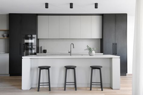 black and grey modern kitchen colour scheme design with black lighting and furniture. Colour Scheme Kitchen, Gunmetal Tapware, Zephyr And Stone, Detailed Kitchen, Grey Kitchen Colors, Black Kitchen Design, Scandi Kitchen, Color Schemes Design, Kitchen Layouts