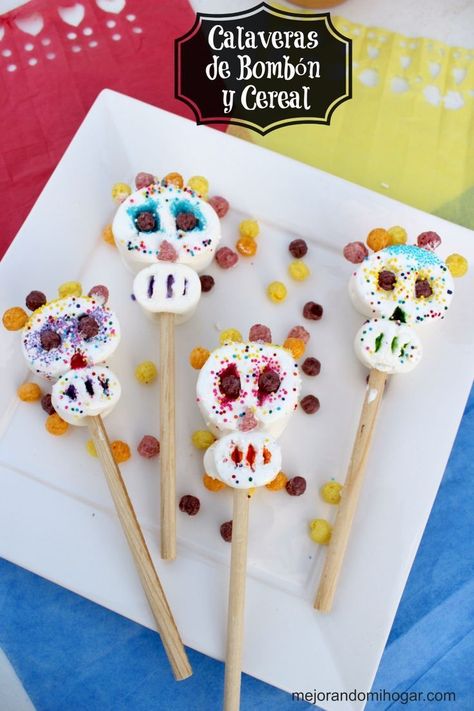 Estas calaveras de bombón y cereal para día de muertos son fáciles para realizar con tus hijos y seguir con la tradición de este día tan especial. @walmart  #DiadeMuertos #BigG #ad Halloween Stations, Kids Food Crafts, Dia De Los Muertos Decorations Ideas, Halloween Pumpkin Diy, Mexican Traditions, Oreo Pops, Marshmallow Pops, Seasonal Treats, Día De Muertos