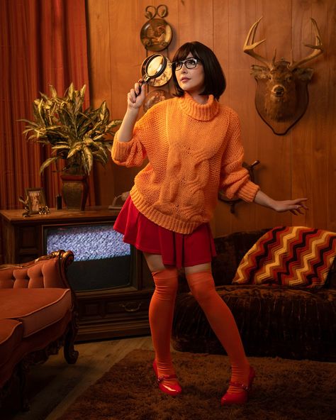 Velma Dinkley Cosplay Costume, Velma Photoshoot, Velma Costume Diy, Scooby Doo Photoshoot, Velma Costume Halloween, Vera Scooby Doo, Velma Makeup, Velma Scooby Doo Costume, Velma Outfit