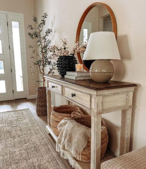 Transform your home’s entrance into a welcoming oasis with my 50 decor ideas. Discover how to pair console tables with elegant lamps, chic vases, and efficient shoe organization for a sophisticated look. Add cozy touches with baskets and poufs, and finish the space with a stunning mirror that enhances light and depth. Each idea offers step-by-step tips to help you create a functional and beautiful entryway. Breathe new life into your home's entrance! RealEstateSpice.com #HomeEntranceDecor . #entryway #entrywaydecor #entrywayideas #entrywaytips #entrywayinspiration #homeinspiration #homeideas #homedecor #homedecorstyle Storage Bench With Baskets, Entryway Decor Ideas, Beautiful Entryways, Entryway Inspiration, Entryway Mirror, Mirrored Console Table, Diy Entryway, Built In Seating, Entrance Ways