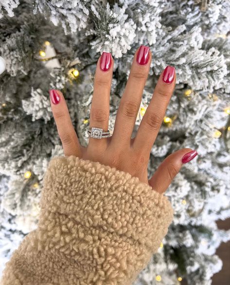 Christmas Red Nails Gel, Simple Short Holiday Nails, Holiday Engagement Nails, Simple Christmas Nails 2023, Christmas Nails 2023 Almond, Holiday Nails Inspiration, Opi Christmas Colors, Short December Nails, Sparkly Red Nails Acrylic