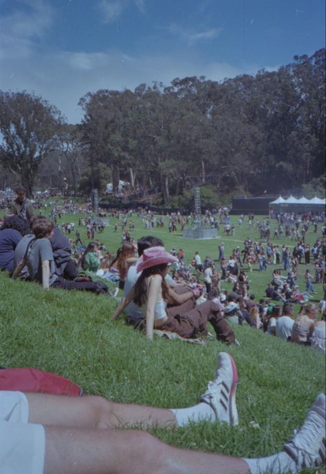 outside lands 2022 film, couple in grass, pink cowboy hat Lawn Concert Pictures, All Things Go Festival, Outside Lands Outfit, Lana Concert, Outside Lands Festival, Festival Pics, Calm Space, Summer Moodboard, 2024 Moodboard