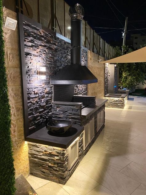 Outdoor Kitchen Design Layout Grill Area, Small Outdoor Kitchens, Outdoor Kitchen Design Modern, Barbecue Design, Modern Outdoor Kitchen, Outdoor Kitchen Bars, Outdoor Bbq Kitchen, Balkon Design, Small Balcony Ideas Apartment