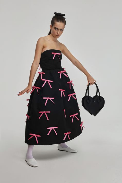 Ashley Williams Spring 2021 Ready-to-Wear Collection | Vogue Pink Bow Dress, Ashley Williams, Bow Dress, Black And Pink, Vogue Paris, Pink Bow, 2023 2024, Mode Outfits, Dress With Bow