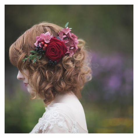 I love a flower crown as much as the next wood-sprite-fairy-princess but I'm happy to see the trend going towards smaller compositions. These hair flowers are sweet and romantic without being overwhelming.  Vendor Love: photo by @melissabeattiephotography | event  floral design @tebbeyandco | dress  accessories @jessicacharleston | hair  mua @lucypearsonmua | model @stefaniegrisdale | #fall #autumn #thanksgiving #wedding #destinatiionwedding #england #uk #gorgeous #fashion #photoshoot #style #ro Short Hair Bride, Wedding Hairstyles And Makeup, Curly Wedding Hair, Flowers In Her Hair, Short Wedding Hair, Hair Shows, Trendy Flowers, Wedding Inspiration Fall, Penteado Cabelo Curto