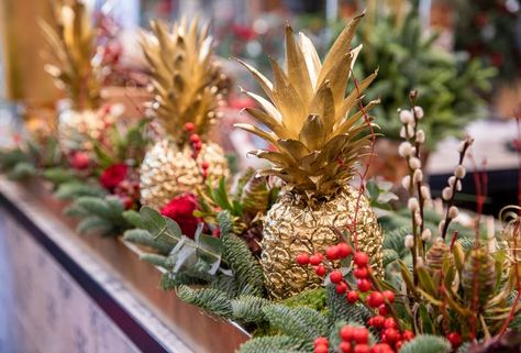 Hawaiian Christmas Centerpieces, Diy Christmas Centerpiece Ideas, Tropical Christmas Decorations, Luau Centerpieces, Diy Christmas Centerpiece, Christmas Centerpiece Ideas, Pineapple Centerpiece, Caribbean Christmas, Christmas Luncheon