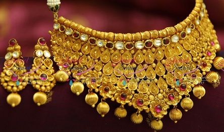 25 Indian Gold Choker Necklace Designs Dainty Pendant Necklace, Bridal Necklace Designs, Perhiasan India, Antique Necklaces Design, Choker Necklace Designs, Indian Bridal Jewelry Sets, Choker Designs, Beautiful Gold Necklaces, Gold Necklace Indian Bridal Jewelry