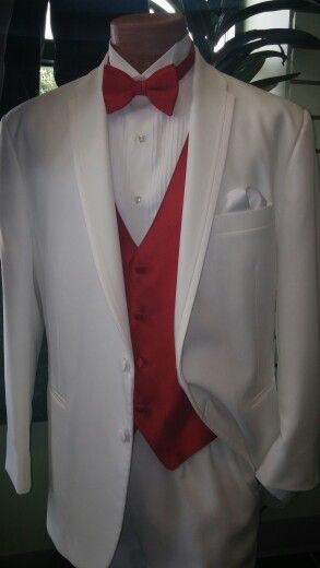 White Tux With Red Tie, White Tuxedo Aesthetic, Chambalans Outfits Quince White, Red And White Tuxedo For Men Wedding, White And Red Suit Men Wedding, White And Red Suit Men, White And Red Groom Suit, Red And White Chambelanes Outfits, Quince Chambelanes Outfits White