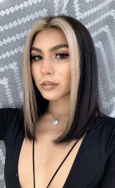 Money Streak Hair, Black Bob With Blonde Money Piece, Blonde Money Piece Straight Hair, Black Blonde Short Hair, Short Hair Black And Blonde, Short Black Hair With Blonde Money Piece, Black Hair With Front Highlights, Black And Blonde Short Hair, Short Black And Blonde Hair