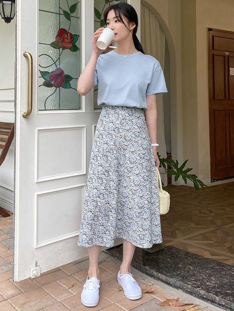 ━ 𝐡𝐚𝐳𝐞𝐥 ☻ How To Style Long Floral Skirt, Ootd Ideas For Short Women, Korean Fashion For Short Women, Long Skirt For Short Women, Cute Outfits For Short Women, Skirts For Short Women, Korean Floral Skirt, Casual Outfits With Skirts, Cool Modest Outfits