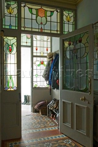 Classic Edwardian hallway Edwardian Hallway, Victorian Front Doors, Hardware Ideas, Entryway Flooring, Doors Ideas, Best Kitchen Cabinets, Stained Glass Door, Edwardian House, Open Door