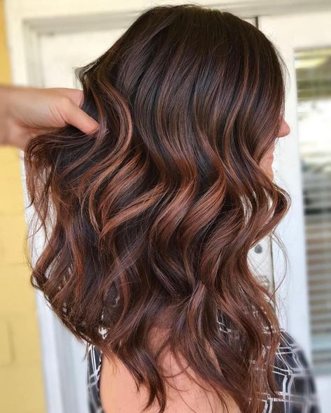 50 Dark Brown Hair with Highlights Ideas for 2020 - Hair Adviser Cinnamon Highlights, Red Highlights In Brown Hair, Cinnamon Hair, Rambut Brunette, Brown Hair Shades, Red Balayage, Light Blonde Highlights, Brown Hair Dye, Hair With Highlights