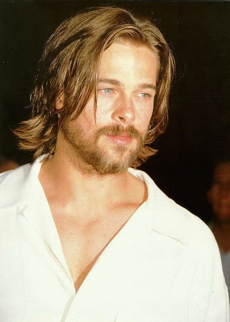 Brad Pitt Brad Pitt Long Hair, Barba Hipster, Brad Pitt Pictures, Brad Pitt Haircut, Brad Pitt Hair, Brad Pitt Photos, Mens Hairstyles Medium, Cool Hairstyles For Men, Corte De Cabelo Masculino