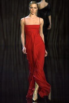 Valentino Fall 2003 Ready-to-Wear Fashion Show - Valentino Garavani, Raquel Zimmermann Red Dress Runway, Raquel Zimmermann, Red Valentino Dress, Valentino Gowns, Valentino Couture, Valentino Dress, Runway Dresses, Fashion Show Collection, Couture Dresses