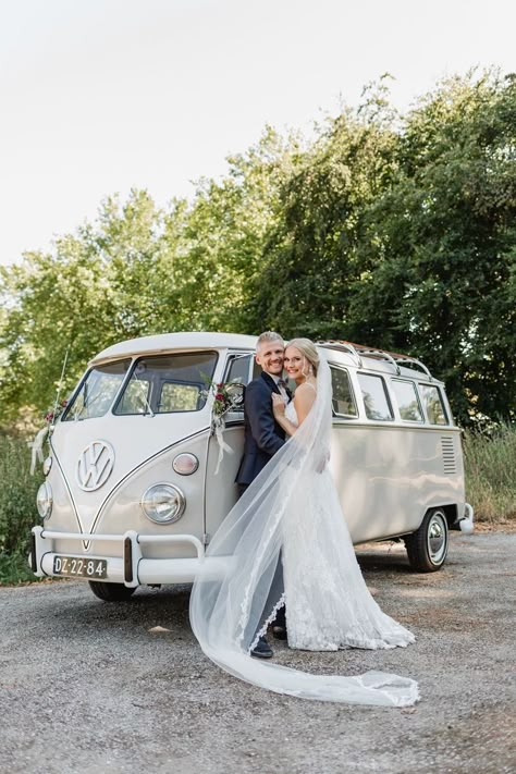 Vw Bus Wedding, Wedding Vans, Birthday Garden Party, Wedding Pose Ideas, Combi Vw, Wedding Couple Poses, Wedding Photos Poses, Engagement Poses, Brunch Wedding